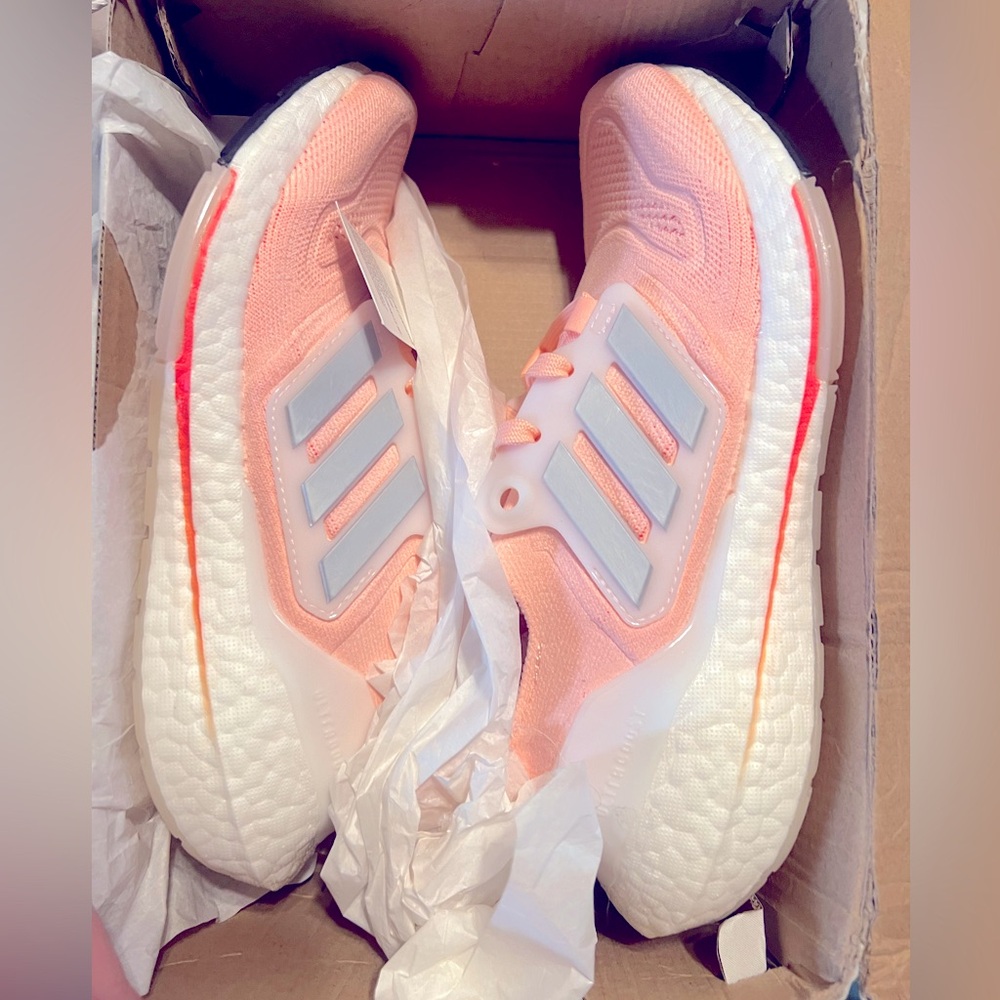 5.5 New Adidas w/ Box Women Ultraboost 22 Light Pink Sneakers running shoes